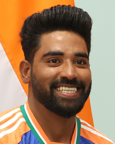 Prime_Minister_Of_Bharat_Shri_Narendra_Damodardas_Modi_with_Mohammad_Siraj_(cropped)